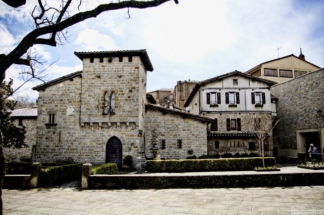 casco antiguo pamplona caballo blanco