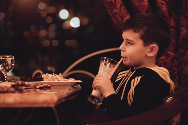 Comer con niños en restaurante